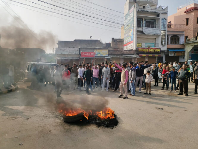 भीण्डर के सम्पूर्ण बाजार रहे बंद, चौराहे पर जमकर किया प्रदर्शन