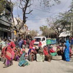 रास्ता जाम कर 8 घंटे तक बैठी रही महिलाएं, कोई नहीं आया तो शाम को बंद करवाया बाजार तुरन्त पहुंचे पहुंचे अधिकारी