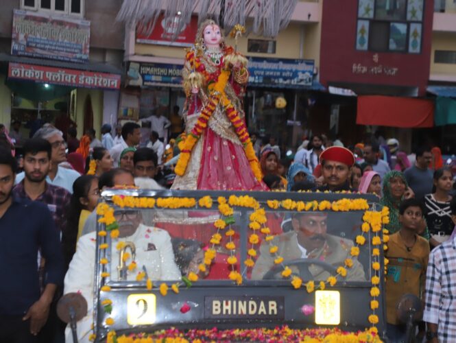 बारिश के बीच राजशाही ठाठ से निकली गणगौर सवारी