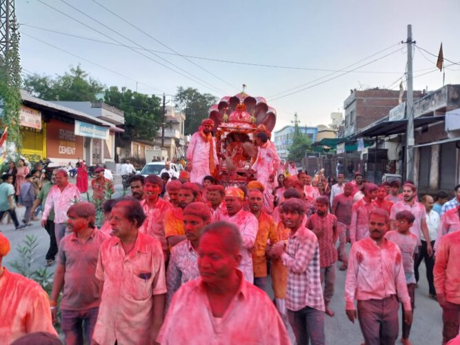 जलझूलनी एकादशी - गुलाल से सराबोर होकर सरोवर पर पहुंचे ठाकुरजी