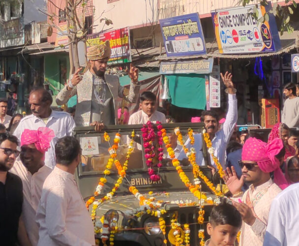 भीण्डर में मुमुक्षु जितेन्द्र खमेसरा ने वर्षीदान वरघोड़े में दोनों हाथों से लुटाया दान