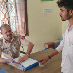 पुलिस कार्यवाही के लिए कॉस्टेबल ने मांगे रूपये, कैमरा देखकर लेने से कर दिया इंकार