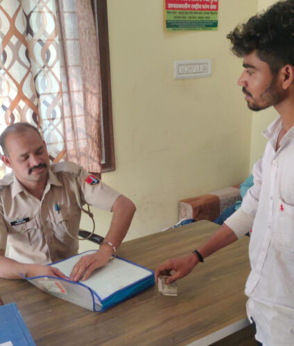पुलिस कार्यवाही के लिए कॉस्टेबल ने मांगे रूपये, कैमरा देखकर लेने से कर दिया इंकार