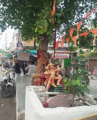 तुफान से टूटा मन्दिर, सोशल मीडिया मैसेज एक दिन में एकत्रित हुए एक लाख