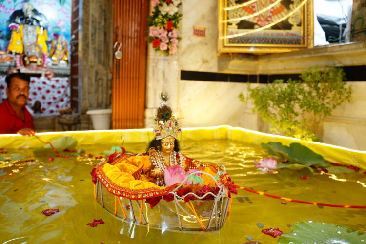 भगवान नाव मनोरथ में झूले, श्रद्धालुओं ने किये दर्शन