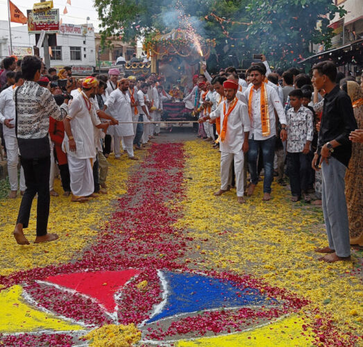 फुलों से सजे मार्ग से गुजरा ठाकुर जी का रथ, जयकारों से गुंज उठा भीण्डर  