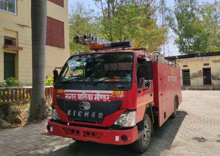 ना नंबर प्लेट, ना इंश्योरेंस, फिर भी धड़ल्ले से दौड़ रही हैं पालिकाओं की फायर ब्रिगेड!