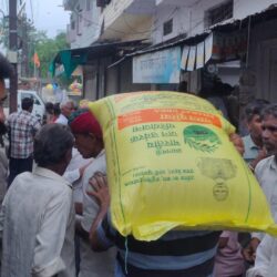 सुबह 6 बजे गरीब किसानों से खुलेआम लूट रहे हैं खाद व्यापारी, सरकार चुप!