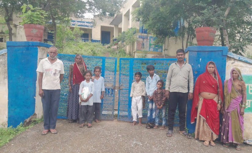 एक दिन की छूट्टी पर गये मेडम तो स्कूल के लग गये ताले