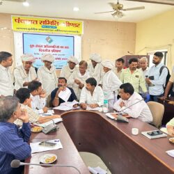विधायक साहब, पटवारी काम करने के मांगता हैं रूपये