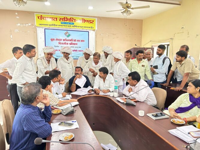 विधायक साहब, पटवारी काम करने के मांगता हैं रूपये