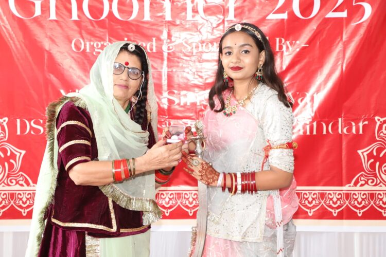 पोशाक, नृत्य और चेहरों की मुस्कान से संजीदा हुआ घूमर 2025