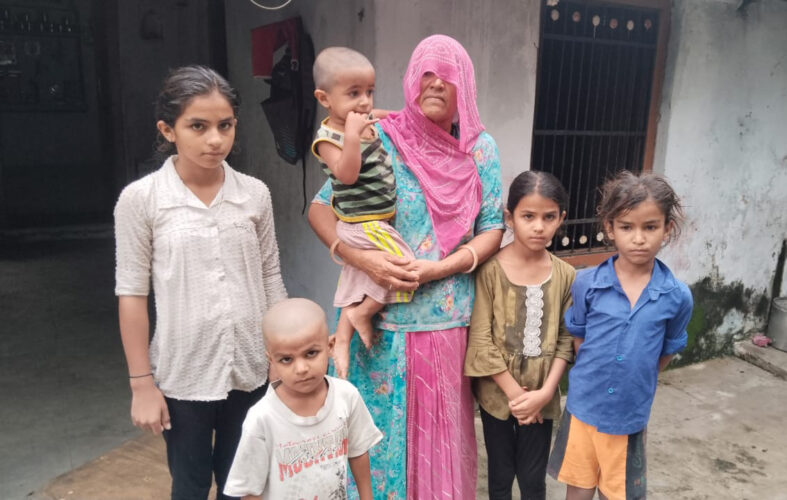 माता-पिता खोने के बाद दादी मां के कंधों पर पांचों मासूमों की जिम्मेदारी....