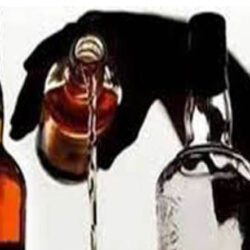 भीण्डर में सार्वजनिक शौचालय के पास अवैध मयखाना, प्रशासन चुप