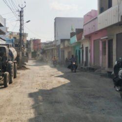 सड़क से उड़ती हैं धूल, बंद रखने पड़ते हैं खिड़की-दरवाजे