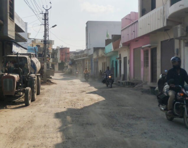 सड़क से उड़ती हैं धूल, बंद रखने पड़ते हैं खिड़की-दरवाजे