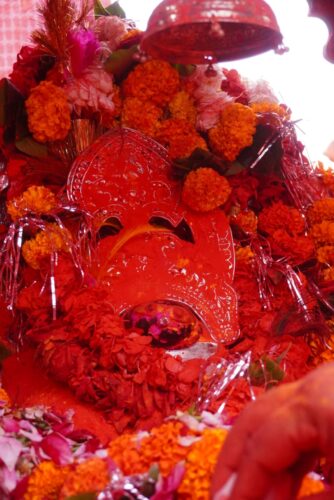 जलझूलनी एकादशी - गुलाल और बरसात से सराबोर होकर सरोवर पर पहुंचे ठाकुरजी