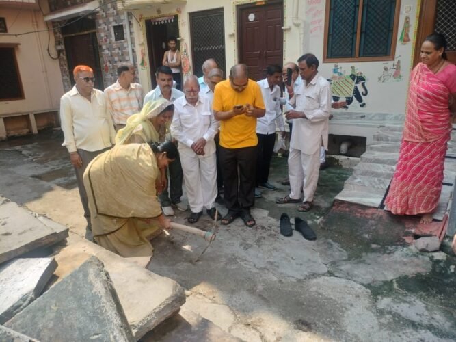 एक तरफ नवरात्रा से पहले बनकर तैयार हुई सड़क, दूसरी तरफ हुआ शिलान्यास