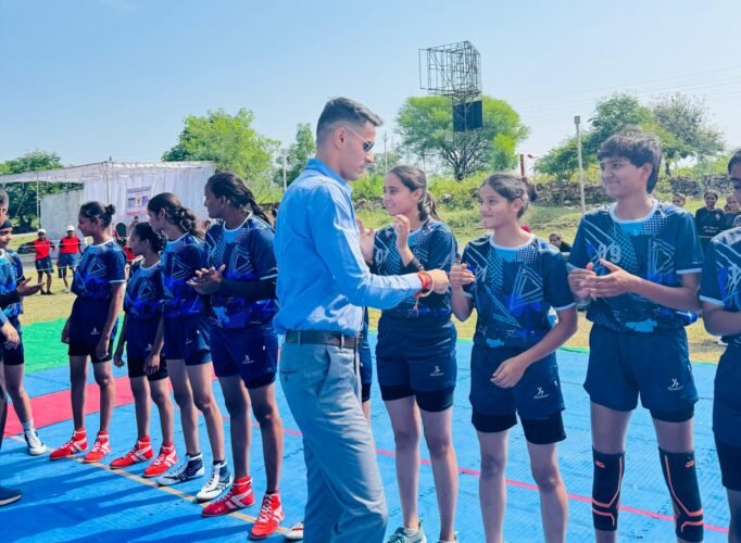 बेटियों की कबड्डी ने जीता दिल, मेजबान द्रोणाचार्य कॉलेज खेलेगा फाइनल