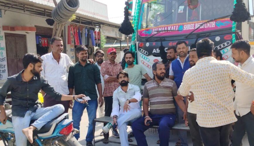 भीण्डर - भारी वाहनों की आवाजाही रोकने के लिए किया रास्ता जाम