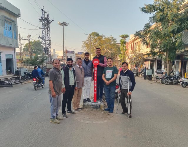 भीण्डर क्लब की सराहनीय पहल - डिवाइडर पर रेडियम पोल लगाकर हादसें रोकने के लिए उठाया कदम