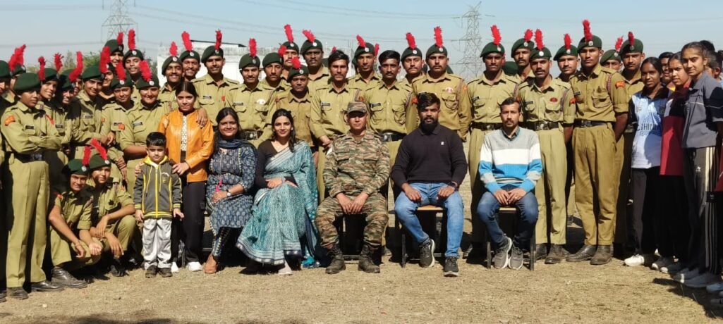 द्रोणाचार्य कॉलेज में आयोजित एनसीसी कैंप में कैडेट्स ने सीखा शस्त्र संचालन व अनुशासन