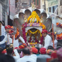 शेषनाथ सिंहासन पर विराज ठाकुरजी निकले नगर भ्रमण पर, पुष्पवर्षा में डूबा भीण्डर