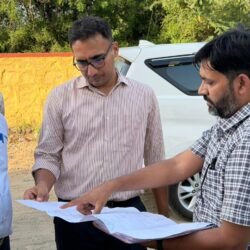 घटिया सड़कें बनाने वाले ठेकेदारों पर दर्ज करवाओ एफआईआर - उदयपुर कलेक्टर