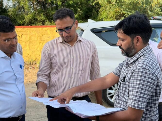 घटिया सड़कें बनाने वाले ठेकेदारों पर दर्ज करवाओ एफआईआर - उदयपुर कलेक्टर