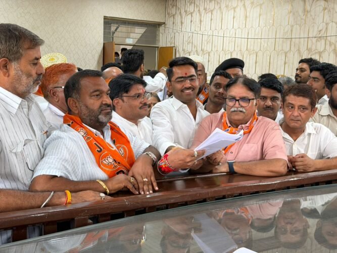 भाजपा के विधायक-पूर्व विधायक एक साथ, कांग्रेस की पूर्व विधायक नदारद...